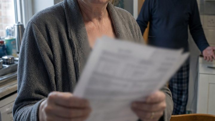 „Du bist doch sowieso zu alt für ein Haus am Meer!“—Doch als ich die angebliche Klinikrechnung meiner Stieftochter las, flog mein Mann noch am selben Tag mit seinem Koffer aus meiner Wohnung