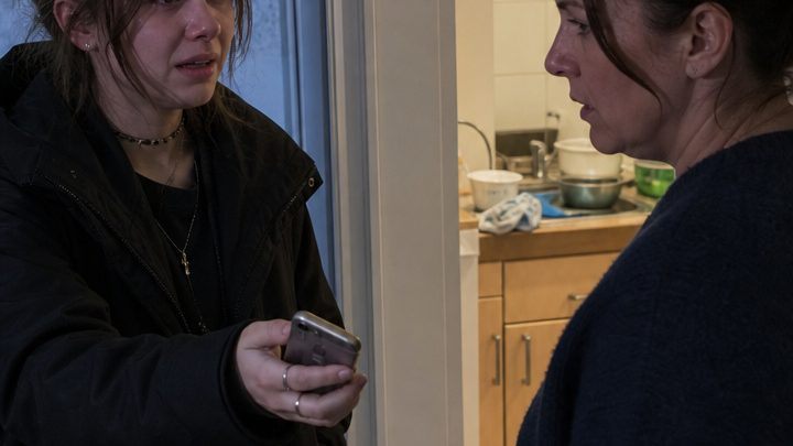 Ein Jahr nach dem Verschwinden meiner fünfzehnjährigen Tochter stand plötzlich ihre beste Freundin vor meiner Tür – mit Claras Handy in der Hand und einer letzten Nachricht, die meine ganze Wahrheit zerstörte