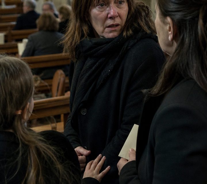 Fünf Jahre nachdem mein Mann unsere 38-jährige Ehe durch seinen Verrat zerstört hatte, stand ich an seinem Grab – noch immer voller Wut und Verletzung: Doch als eine fremde Frau mir bei seiner Beerdigung einen Brief überreichte, zerbrach alles, was ich über Liebe, Treue und Abschied zu wissen geglaubt hatte