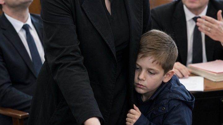 „Nimm deinen kleinen Nerd und verschwinde“, zischte mein Mann unserem siebenjährigen Sohn während der Scheidung – doch als der Richter meine schwarze Mappe öffnete, verlor sein selbstsicheres Lächeln jede Farbe