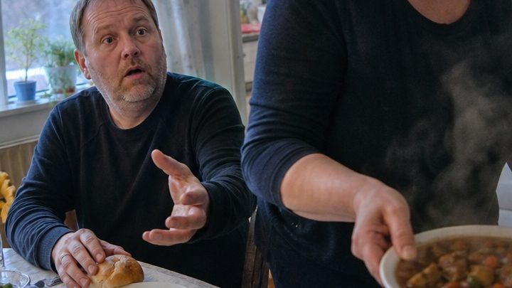 Nach drei Treffen lud ich ihn zum Sonntagsessen ein – doch als er mein aufwendig gekochtes Gericht mit dem Essen seiner Mutter verglich, nahm ich ihm kurzerhand den Teller weg und zeigte ihm die Tür