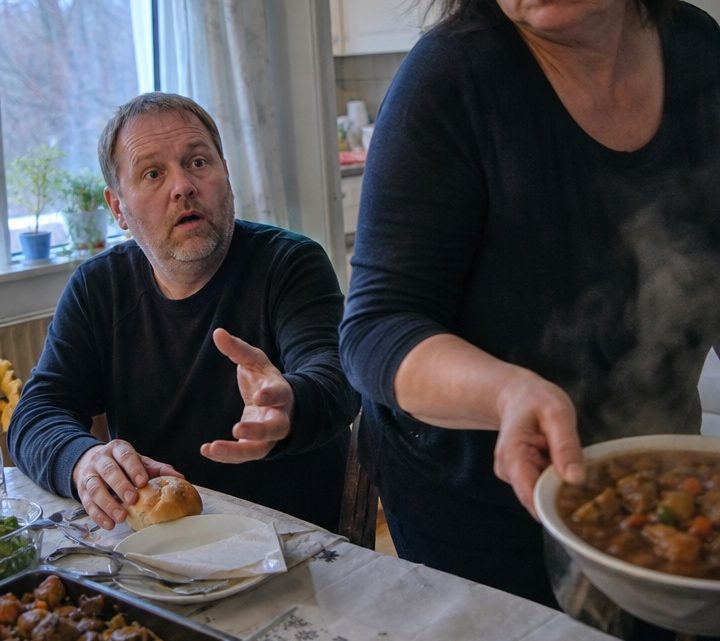 Nach drei Treffen lud ich ihn zum Sonntagsessen ein – doch als er mein aufwendig gekochtes Gericht mit dem Essen seiner Mutter verglich, nahm ich ihm kurzerhand den Teller weg und zeigte ihm die Tür