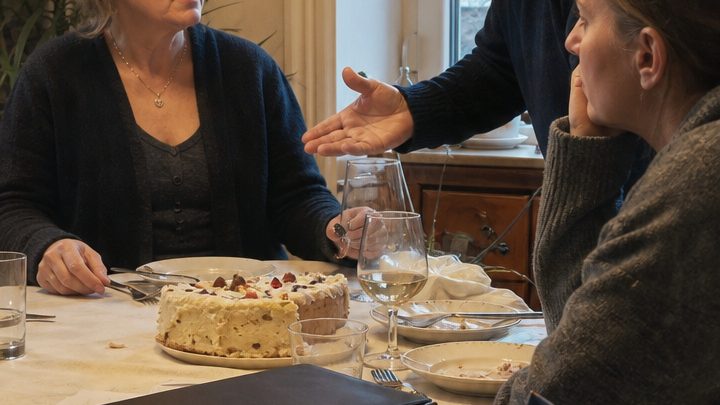 „Schneid die Kartoffeln kleiner!“ – Doch als ihr Mann an ihrem sechzigsten Geburtstag über ihre Wohnung verfügen wollte, packte sie ihre Tasche und ging für immer