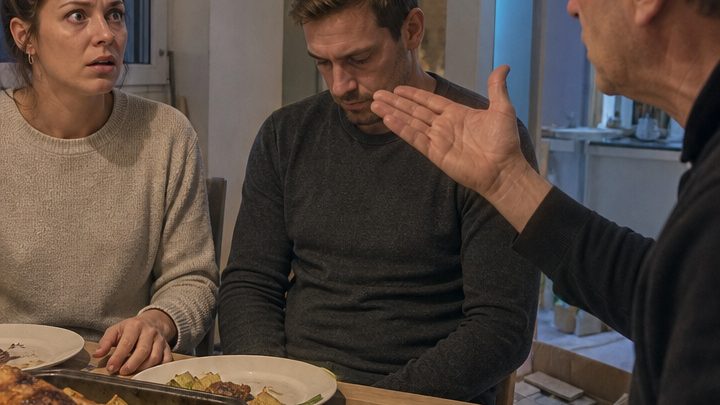 „Du bist nur die Frau meines Sohnes!“ – Als ihr Schwiegervater sie aus der eigenen Wohnung verwies, packte sie noch in derselben Nacht ihre Sachen und traf eine Entscheidung, die alles veränderte