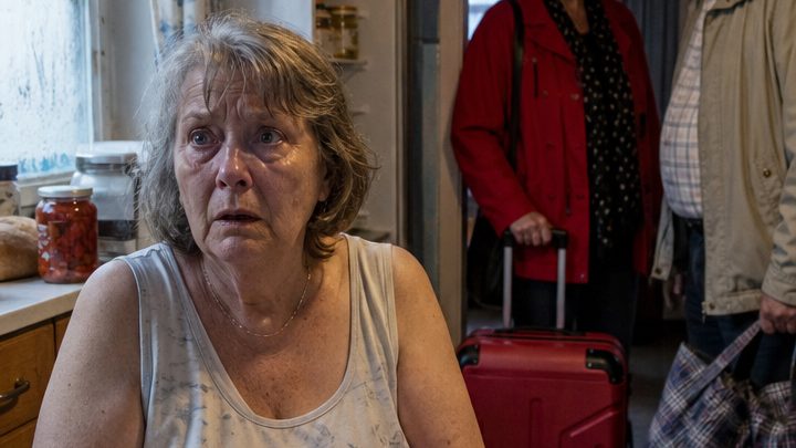Sie zählte zum dritten Mal das Geld für Strom und Gas – neun Tage vor der Rente kam die Verwandtschaft mit riesigen Koffern, und dann hörte sie, was sie wirklich vorhatten