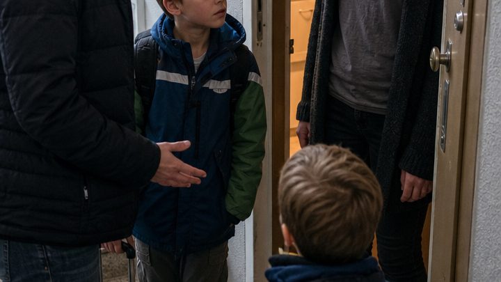 „Du bist doch zu Hause!“ – Als die Schwester ihres Mannes die Kinder wieder einmal einfach ablieferte, zog Mara endlich eine Grenze, die ihre ganze Familie veränderte