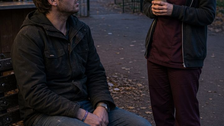 Ein einziger Abendspaziergang stellte sein ganzes Leben auf den Kopf – und zwang ihn, seine bittersten Überzeugungen über Menschen zu hinterfragen