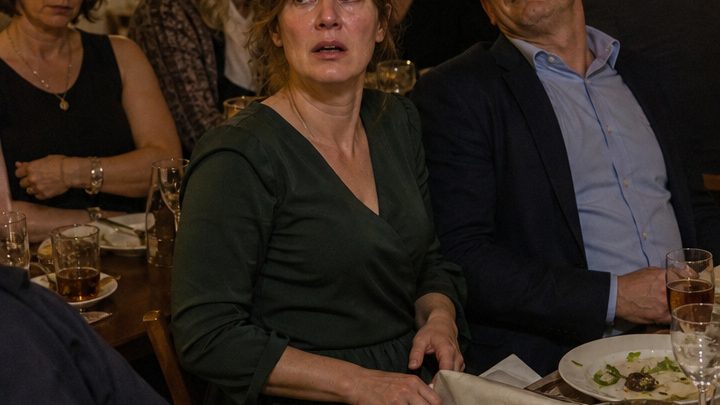 „Dann bezahl eben für dich selbst – ich habe dich überhaupt nicht eingeladen!“: Bei diesem Spott vor allen Gästen schwieg sie noch, doch was sie danach tat, veränderte ihr ganzes Leben