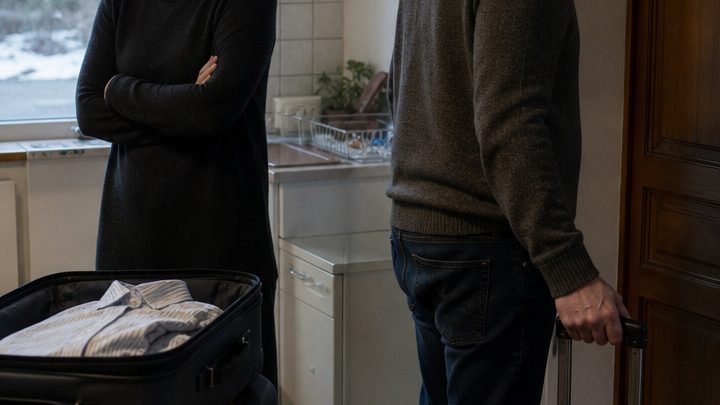 Als Thomas seinen Koffer an die Haustür stellte, wusste Clara sofort, dass er nicht auf Geschäftsreise ging – Monate später bat er sie um eine zweite Chance