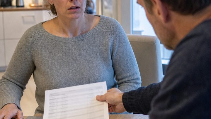 „Überweise morgen dein komplettes Gehalt an meinen Bruder“, verlangte mein Mann – doch ich tat etwas, womit keiner von beiden gerechnet hatte