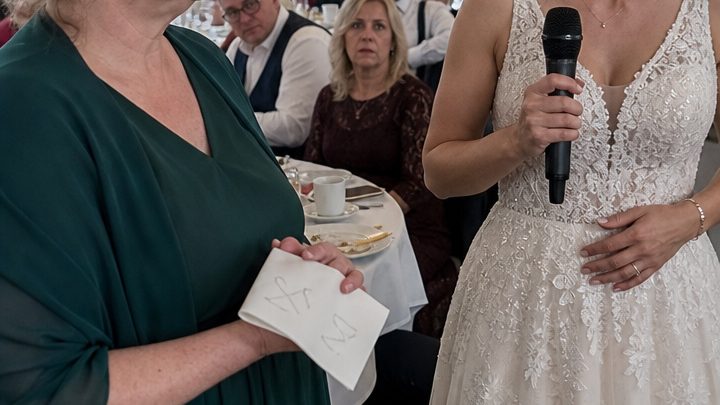 Bei der Hochzeitsrede dankte meine Nichte dreiundzwanzig Menschen – nur ich wurde nicht erwähnt. Erst später verstand ich, dass ich für sie nie ein Mensch, sondern bloß eine Selbstverständlichkeit gewesen war