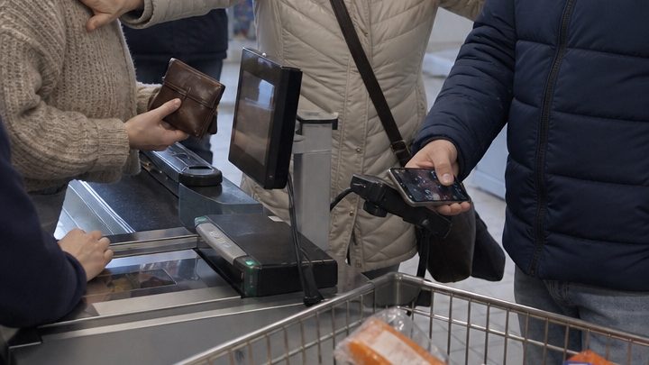Als die Schwiegermutter an der Kasse plötzlich sagte: „Du zahlst“, ahnte ihr Sohn nicht, dass diese Worte seine Ehe retten oder endgültig zerstören würden