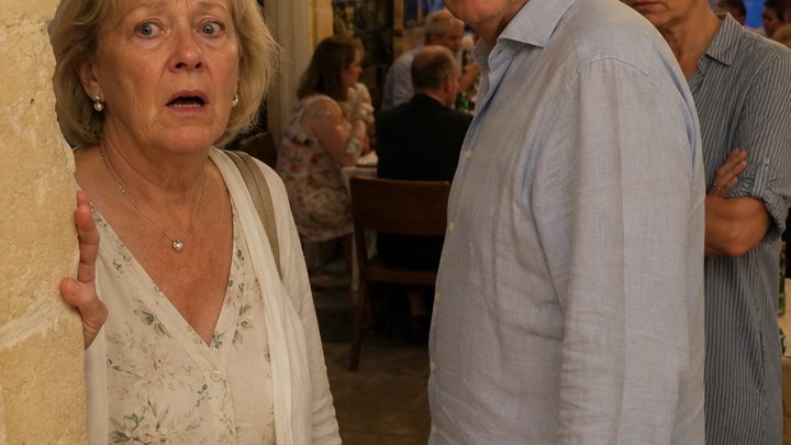Mit siebenundsechzig reiste ich allein nach Malta, um endlich wieder Ja zum Leben zu sagen – dann verliebte ich mich in einen Mann und hörte zufällig, warum unsere Begegnung niemals ein Zufall gewesen war