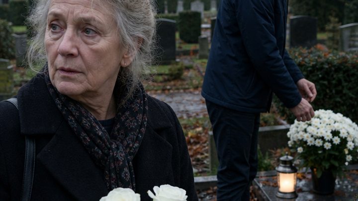 Jeden Sonntag besuchte ich das Grab meines Mannes – bis ein fremder Mann dort Blumen niederlegte und ich erfuhr, dass mein ganzes gemeinsames Leben auf einem Geheimnis beruhte