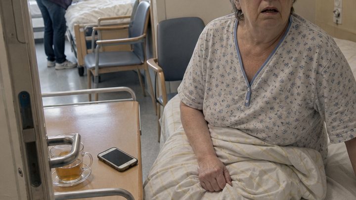 „Ich bin doch deine Mutter!“ – Vier Tage lag sie allein im Krankenhaus, während ihre Tochter feierte, und als sie daraufhin die Wohnung zurückforderte, begann der größte Streit ihres Lebens