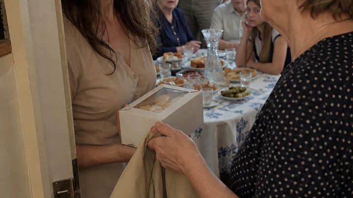 Sie entdeckte die geheimen Nachrichten ihres Mannes auf dem alten Tablet ihrer Tochter – doch statt einen Skandal zu machen, lud sie seine Geliebte zum Geburtstag der Schwiegermutter ein