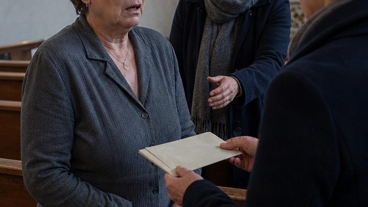 Fünf Jahre nachdem mein Mann unsere 38-jährige Ehe durch sein Geständnis zerstört hatte, stand ich auf seiner Beerdigung – noch immer voller Zorn und Verletzung, bis eine fremde Frau mir einen Brief übergab, der alles veränderte, was ich über Liebe, Treue und Abschied zu wissen glaubte