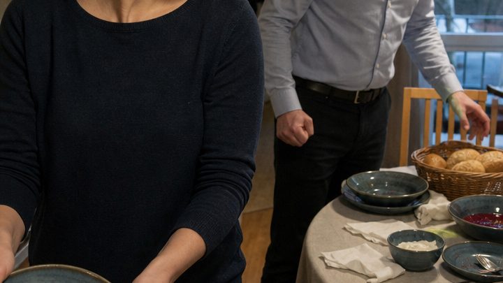 Nach ihrem vierzigsten Date-Gast hatte Anna endgültig genug: Als Matthias ihren selbst gekochten Borschtsch mit dem Essen seiner Mutter verglich, zeigte sie ihm ohne jede Diskussion die Tür