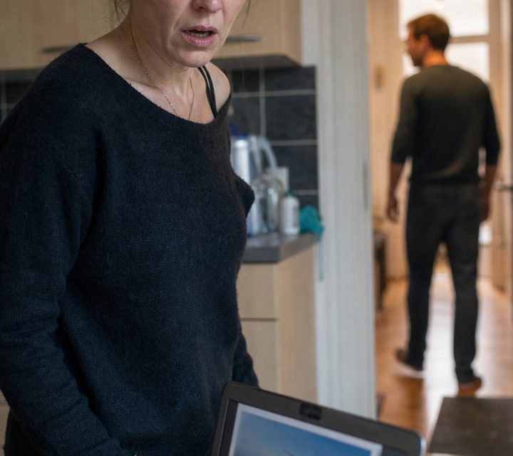 An jenem Abend entdeckte ich zwei Flugtickets auf dem Laptop meines Mannes – und begriff, dass er nicht nur mit einer anderen Frau fliehen, sondern auch unser gesamtes gemeinsames Geld mitnehmen wollte