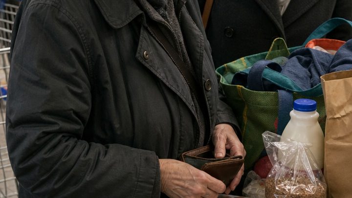 Dreißig Jahre lang glaubte ich, die große Liebe meines Lebens gerettet zu haben – bis ich seine erste Frau an der Supermarktkasse traf und endlich verstand, welchen Preis mein Glück für sie gehabt hatte