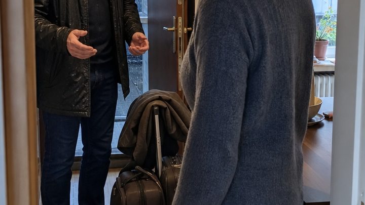 „Ich habe eine andere Frau“, wollte mein Mann erklären – doch als er nach Hause kam, standen seine Koffer bereits an der Tür, und plötzlich war sein ganzes sorgfältig geplantes Leben nichts mehr wert